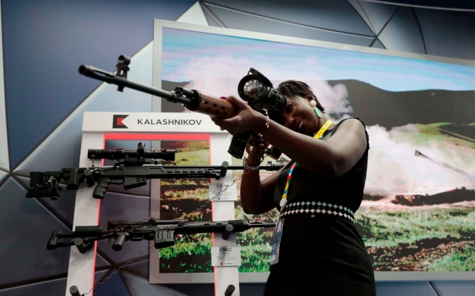 Súng tiểu liên Kalashnikov được trưng bày nhân thượng đỉnh Nga - châu Phi.