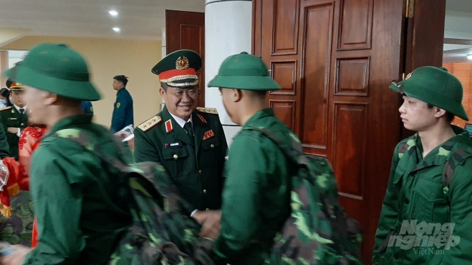Lễ giao nhận quân có sự tham dự của Thượng tướng Bế Xuân Trường - Ủy viên TƯ Đảng, Thứ trưởng Bộ Quốc phòng.