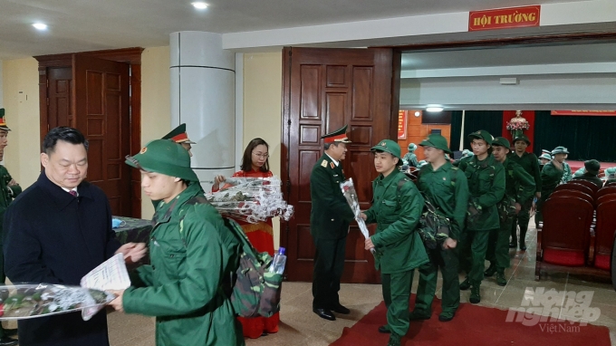 Phó Bí thư Tỉnh ủy Bắc Kạn Hoàng Duy Chinh tặng hoa, động viên các tân binh.