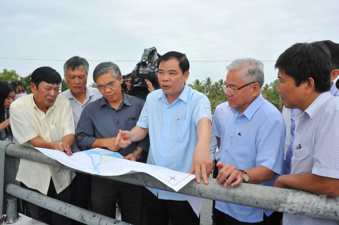 Bộ trưởng Nguyễn Xuân Cường kiểm tra cống ngăn mặn tại Sóc Trăng.