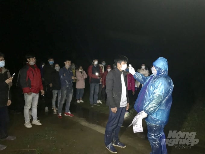 Một số nhóm người đi Trung Quốc lao động trở về qua xã biên giới Quang Long (Hạ Lang) vào buổi tối được lực lượng chức năng chốt chặn, tạm giữ để khám sức khỏe, đo thân nhiệt.