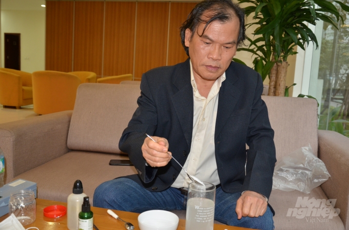 Thạc sĩ Bùi Sơn Long hướng dẫn cách pha nước muối làm khẩu trang muối.