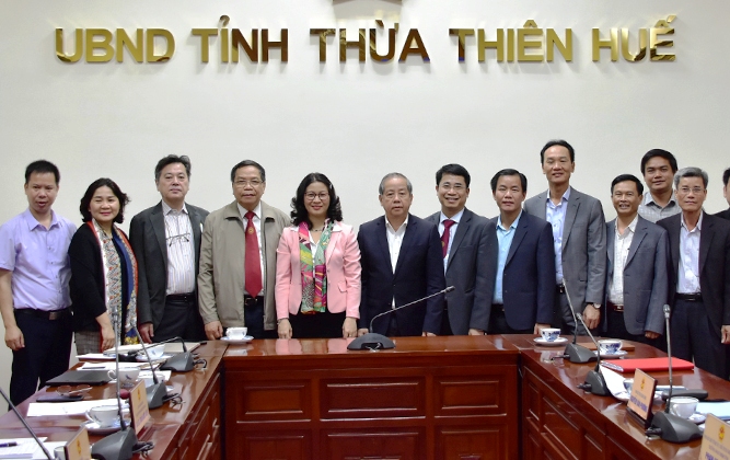 Đoàn cán bộ Học viện Nông nghiệp Việt Nam chụp ảnh lưu niệm với lãnh đạo tỉnh TT - Huế