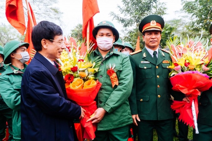 Chủ tịch UBND tỉnh Nam Định Phạm Đình Nghị tặng hoa và động viên các tân binh trước khi lên đường nhập ngũ.