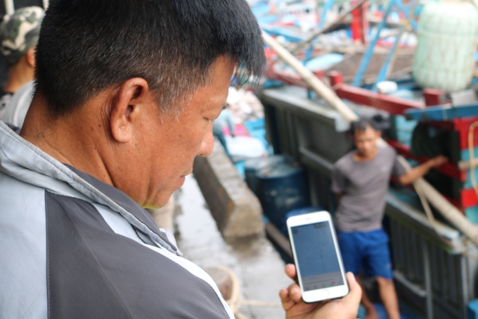 Anh Minh cho biết tàu anh đã lắp đặt thiết bị giám sát hành trình. Qua điện thoại Smartphone được kết nối mạng sẽ biết tàu anh ở vị trí nào trên biển.