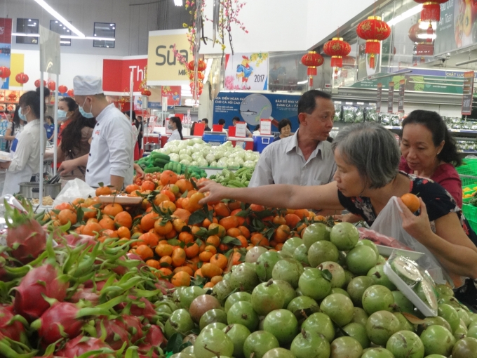 Khu bán trái cây trong siêu thị MM Mega Market.