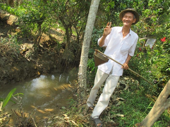 Nhà vườn liên tục kiểm tra độ mặn trong nguồn nước tưới vườn cây.