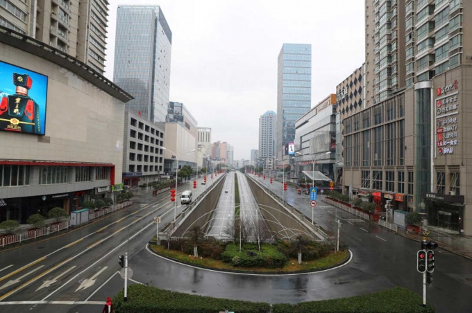 Đường phố Vũ Hán vắng vẻ giữa lệnh phong tỏa và hạn chế đi lại. Ảnh: Reuters.