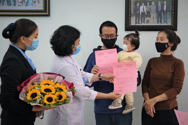 Đại diện lãnh đạo Bệnh viện Hữu nghị Việt Tiệp trao giấy ra viện cho anh Li Zhi Zu (quốc tịch Trung Quốc) cùng vợ là Trịnh Thị Thùy và con gái Li Shan Yao ngày 11/2. Ảnh: Giadinh.net.vn.