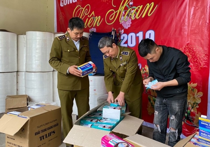 Lực lượng chức năng kiểm tra khẩu trang y tế không đảm bảo chất lượng tại cơ sở sản xuất khẩu trang y tế của Công ty TNHH Việt Hàn (ở xã Minh Cường, huyện Thường Tín, Hà Nội).