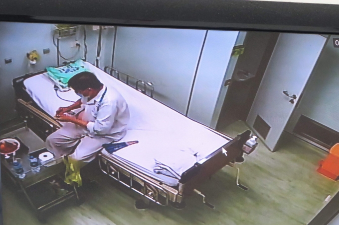 Hình ảnh qua camera ghi lại bệnh nhân T.H.K (người Mỹ gốc Việt) điều trị tại BV Bệnh Nhiệt đới TP.HCM đã có thể tự sinh hoạt bình thường. Ảnh: Bệnh viện cung cấp.