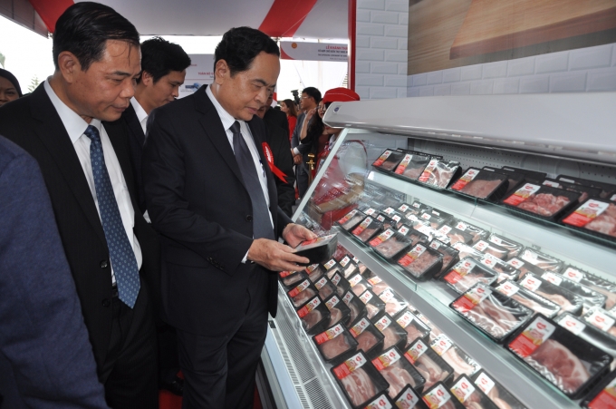 Bộ trưởng Nguyễn Xuân Cường (bìa trái) đã quyết liệt đề nghị các doanh nghiệp lớn hạ giá lợn hơi xuống dưới 75.000 đ/kg. Ảnh: Lê Công Bền.