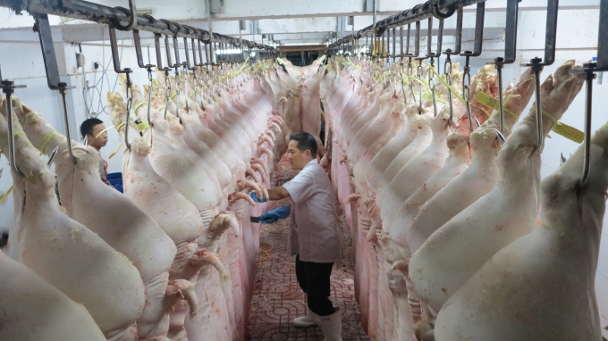 Giảm giá thịt lợn trước hết là thể hiện trách nhiệm với người tiêu dùng. Ảnh: Lê Công Bền.