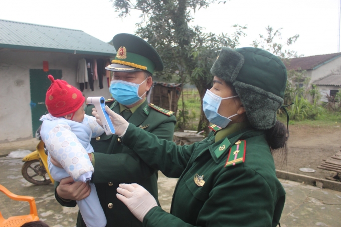 Cán bộ chiến sĩ Đồn Biên phòng Quảng Đức đến từng nhà dân tuyên truyền, đo thân nhiệt, phun thuốc phòng dịch bệnh, đảm bảo sức khỏe cho bà con dân bản.