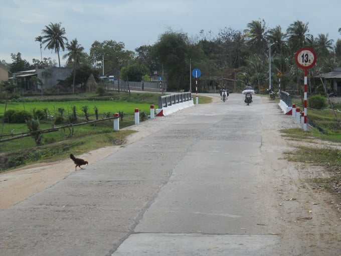 Tuyến đường giao thông nông thôn giúp người dân đi lại được thuận tiện hơn.