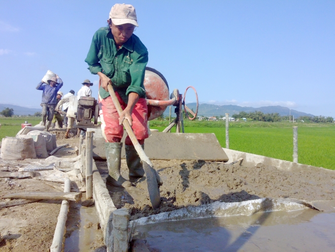  Nông dân xã Cát Thành (Phù Cát) thi công đường bê tông nông thôn.