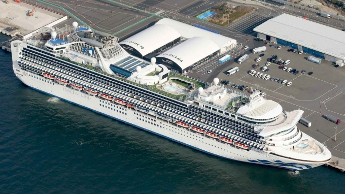 Diamond Princess đang neo tại cảng Yokohama để cách ly và theo dõi.