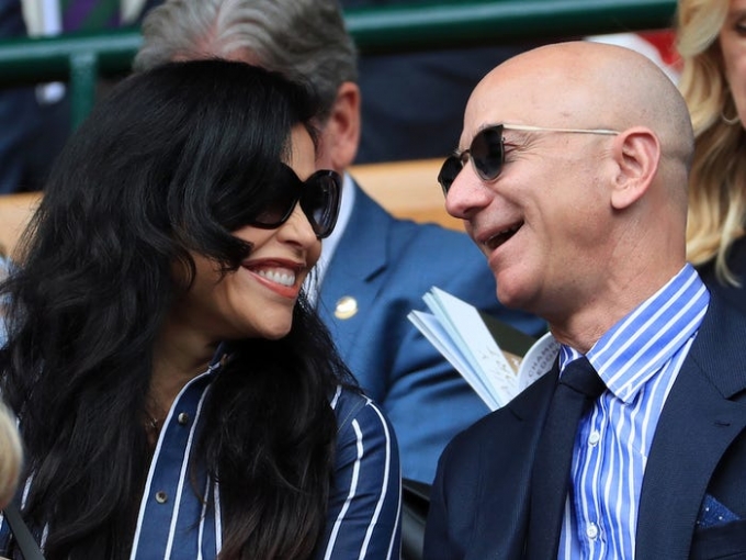 Tỷ phú Bezos, 56 tuổi và bạn gái Sanchez, 50 tuổi.