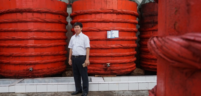 Ông Võ Văn Đại bên nhà máy sản xuất nước mắm.