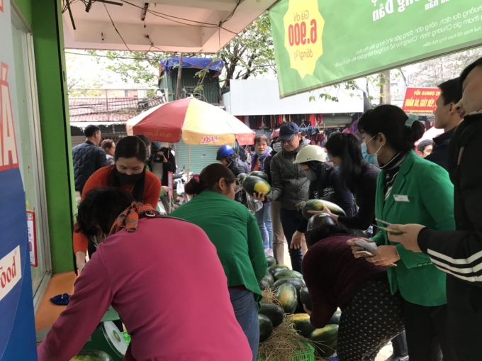 Đông đảo người tiêu dùng Thủ đô Hà Nội ủng hộ mua dưa hấu do Hapro tổ chức bán hàng. Ảnh: Lê Bền.