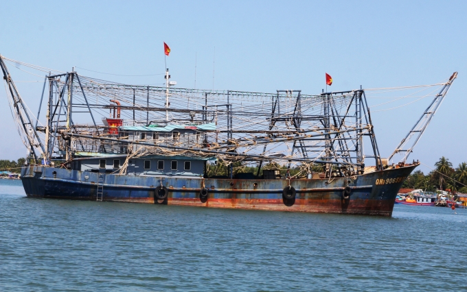 Tàu đóng theo Nghị định 67 của ngư dân Phạm Thanh Trung được cải hoán dịch vụ hậu cần sang lưới chụp mực khơi.