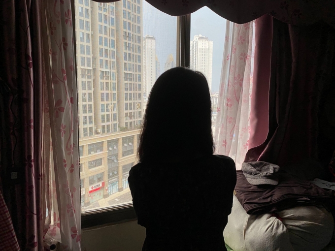Chloe Chang tại căn hộ của bà cô ở thành phố Nghi Xương, tỉnh Hồ Bắc, Trung Quốc. Ảnh: NYTimes.