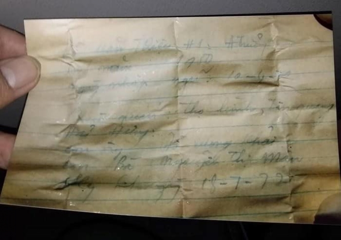 Mảnh giấy bên trong lọ thủy tinh đi kèm với hài cốt liệt sĩ được tìm thấy.