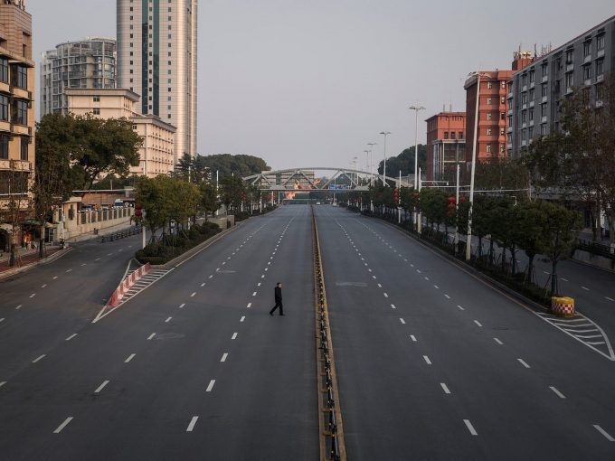 Đường phố Vũ Hán vắng vẻ giữa lệnh phong tỏa thời nCoV. Ảnh: Reuters.