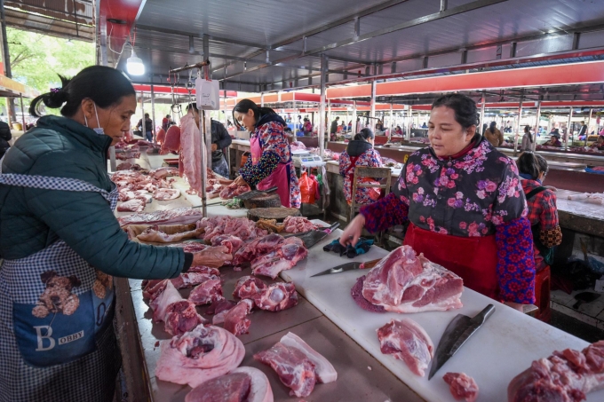 Một sạp bán thịt lợn ở chợ Ngân Hưng, Bằng Tường, Quảng Tây (Trung Quốc). Ảnh: Tùng Đinh.