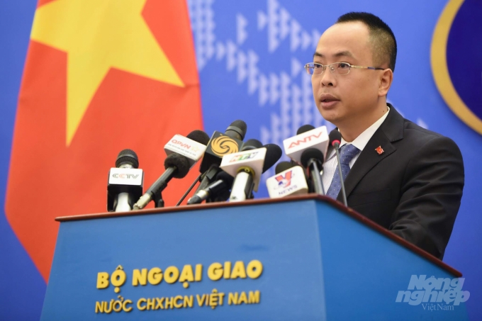 Phó phát ngôn Bộ Ngoại giao Đoàn Khắc Việt trả lời báo chí chiều 20/2. Ảnh: Tùng Đinh.