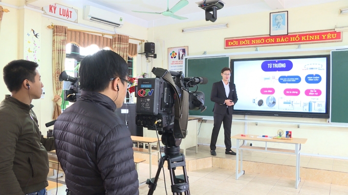 Trung tâm Truyền thông tỉnh Quảng Ninh thực hiên quay hình, ghi lại bài giảng của giáo viên. Ảnh: Anh Thắng. 