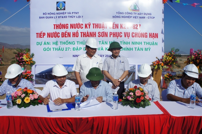 Các đơn vị liên ký biên bản bàn giao kênh chính Tân Mỹ cho tỉnh Ninh Thuận quản lý, vận hành.