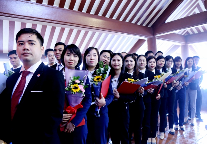 28 đảng viên mới được kết nạp tại Đền thờ Bác Hồ vào ngày 22/2, nhân dịp các sự kiện kỷ niệm 90 năm ngày thành lập Đảng Cộng sản Việt Nam, do Chủ tịch Hồ Chí minh sáng lập và lãnh đạo. Ảnh: Minh Phúc.