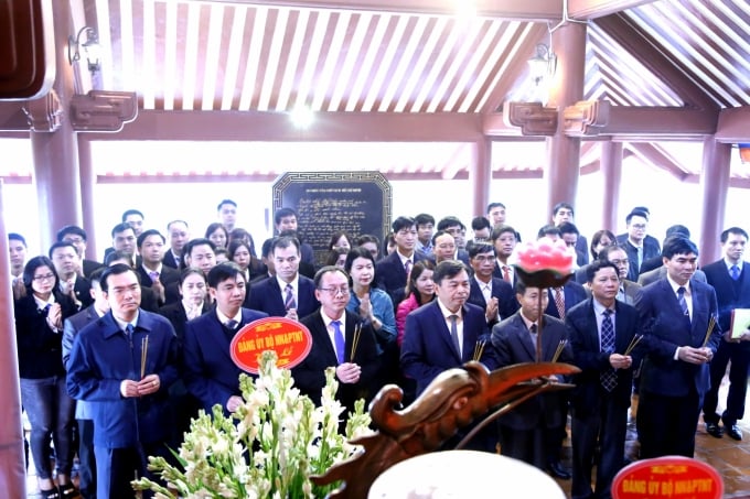 Đại diện Đảng bộ Bộ NN-PTNT thành kính dâng hương lên anh linh Chủ tịch Hồ Chí Minh. Ảnh: Minh Phúc.
