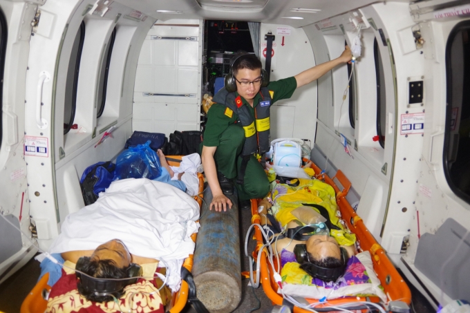 Cả hai bệnh nhân được Tổ cấp cứu đường không (BV Quân y 175) đưa về đất liền cấp cứu. Ảnh: Bệnh viện cung cấp.