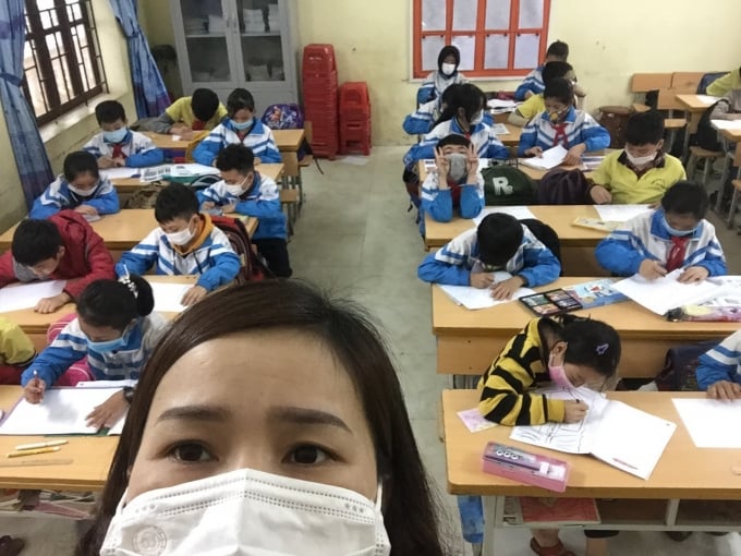 Cô và trò ở xã Yên Trung đều đeo khẩu trang để chống khói rác. Ảnh: CTV.