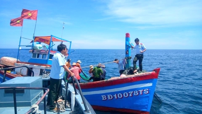 Ngành chức năng kiểm tra hoạt động đánh bắt thủy sản trên biển của ngư dân Bình Định. Ảnh: Vũ Đình Thung.