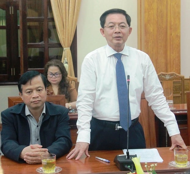 Ông Hồ Quốc Dũng, Chủ tịch UBND tỉnh Bình Định (người đứng) cam kết 