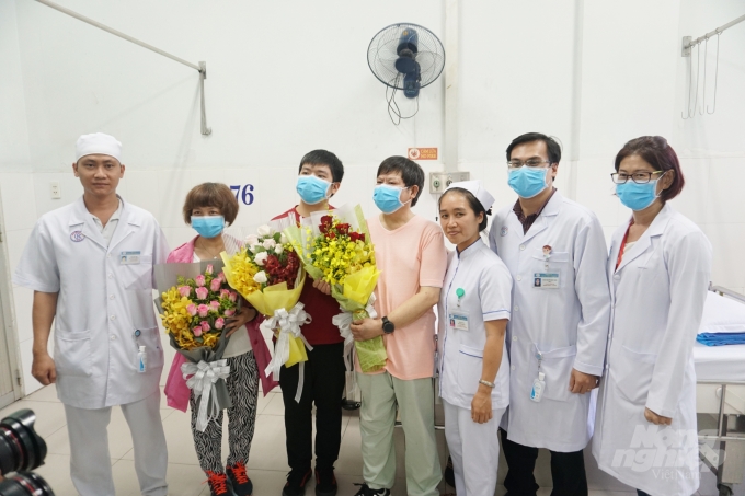 Hai cha con ông Li Ding (người Trung Quốc) được các bác sĩ Bệnh viện Chợ Rẫy tích cực điều trị thành công khi nhiễm Covid-19. Ảnh: Nguyễn Thủy.