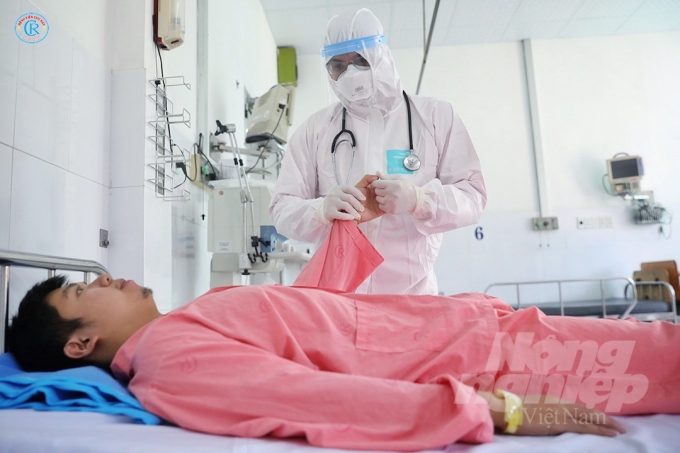 Bác sĩ Nguyễn Ngọc Sang, chăm sóc bệnh nhân Li Zichao trong phòng cách ly khoa Nhiễm bệnh (Bệnh viện Chợ Rẫy). Ảnh: Bệnh viện cung cấp.