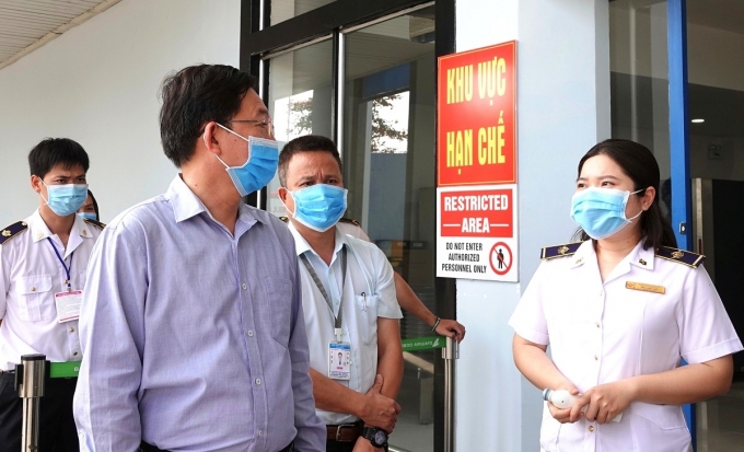Chủ tịch UBND tỉnh Bình Định Hồ Quốc Dũng kiểm tra công tác phòng chống dịch Covid-19 tại Cảng Hàng không Phù Cát.