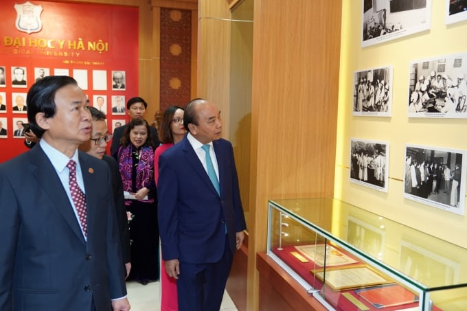 Thủ tướng tham quan Phòng truyền thống của Đại học Y Hà Nội. Ảnh: VGP/Quang Hiếu. 