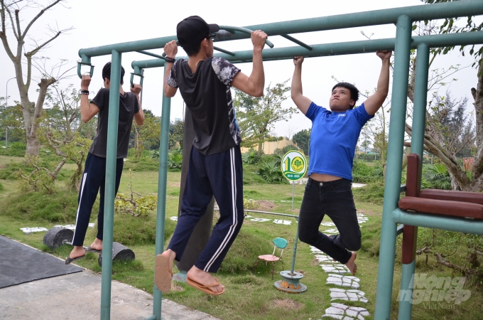 Tập thể dục trong công viên bãi rác thị trấn Xuân Trường.