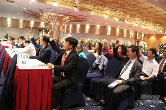 Các đại biểu biểu quyết thông qua kết quả bầu cử Ban Chấp hành Chi ủy nhiệm kỳ 2020-2025. Ảnh: Lê Bền