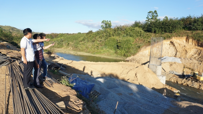 Xây cầu cho dân ở xã tân Lập, huyện Kon Rẫy, Kon Tum