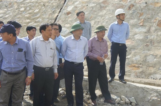 Thứ trưởng Nguyễn Hoàng Hiệp đi kiểm tra tại hồ chứa nước sông Chò 1.