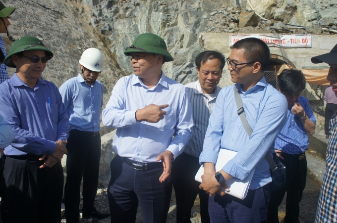 Thứ trưởng Nguyễn Hoàng Hiệp (giữa) đang trao đổi với các đơn vị tìm giải pháp thi công hầm tuynen dẫn nước đang bị ách tắc.