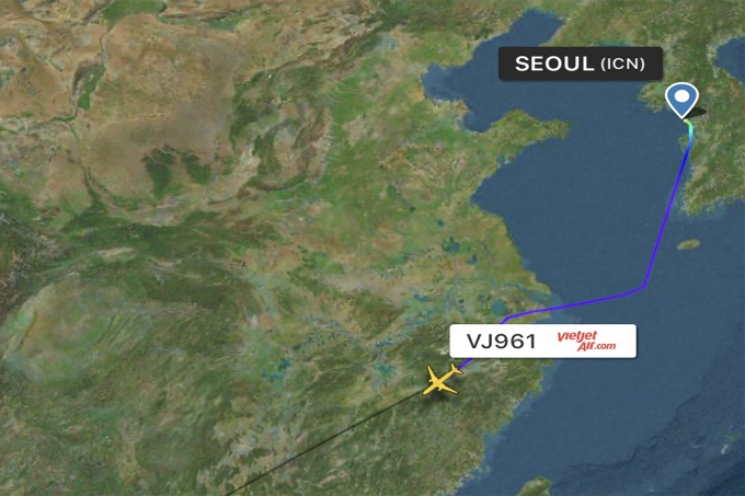 Chuyến bay đầu tiên mang số hiệu VJ961 của hãng hàng không Vietjet Air khởi hành từ Hàn Quốc đưa 229 công dân Việt Nam và du khách nước ngoài về Vân Đồn.