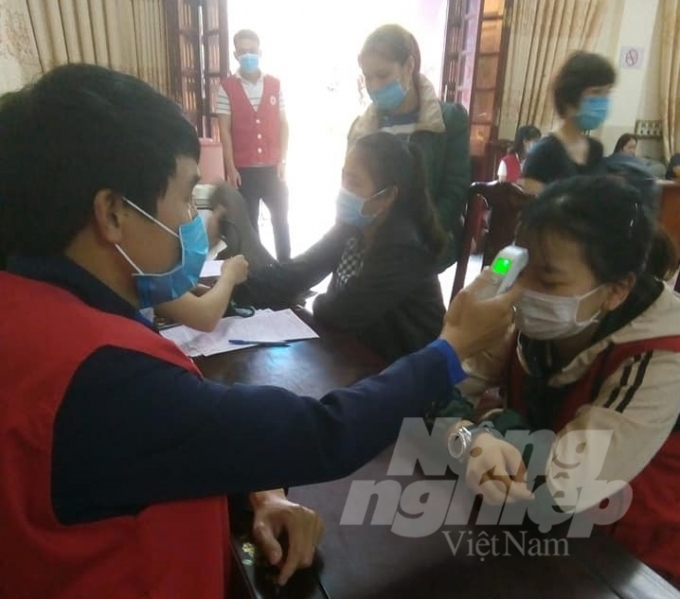 Kiểm tra thân nhiệt bệnh nhân, người nhà bệnh nhân và người dân tham gia hiến máu tại Bệnh viện Đa khoa tỉnh Nam Định. Ảnh: Mai Chiến.