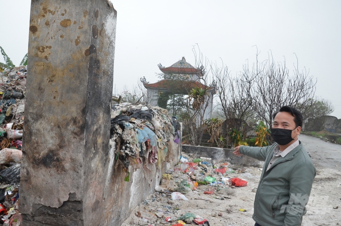 Một ngôi mộ tổ bị rác thải vây quanh ở làng Kim Thiều, xã Hương Mạc, thị xã Từ Sơn (Bắc Ninh). Ảnh: Dương Đình Tường.